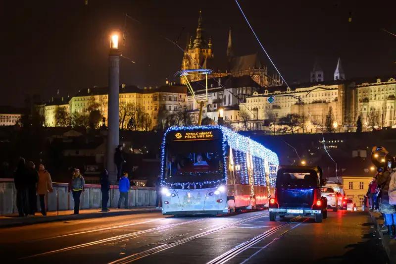 Vánoční tramvaj projíždějící Prahou