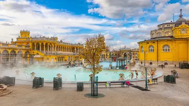 Venkovní bazén v lázních v Budapešti