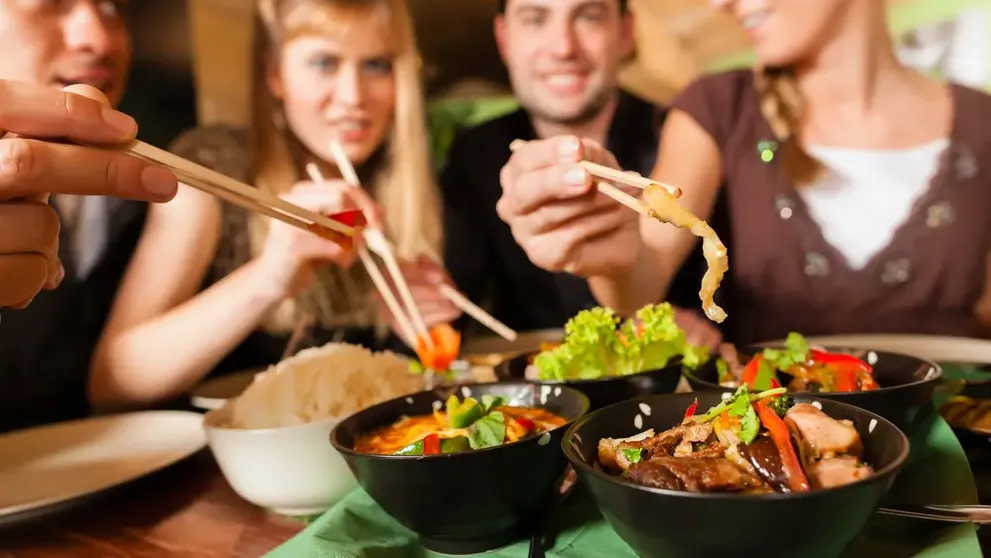 Přátelé v Asijské restauraci.