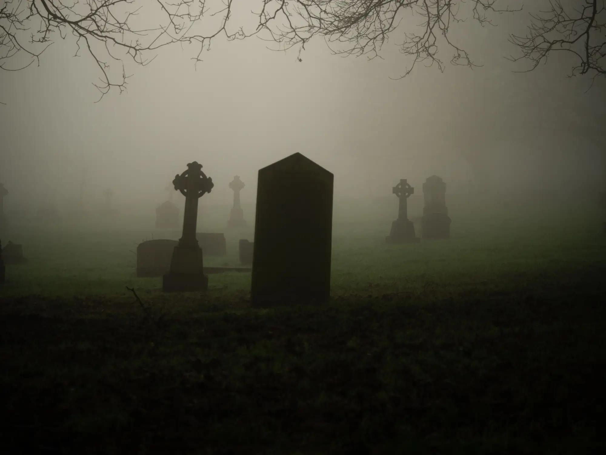 Strašidelné náhrobní kameny v mlze