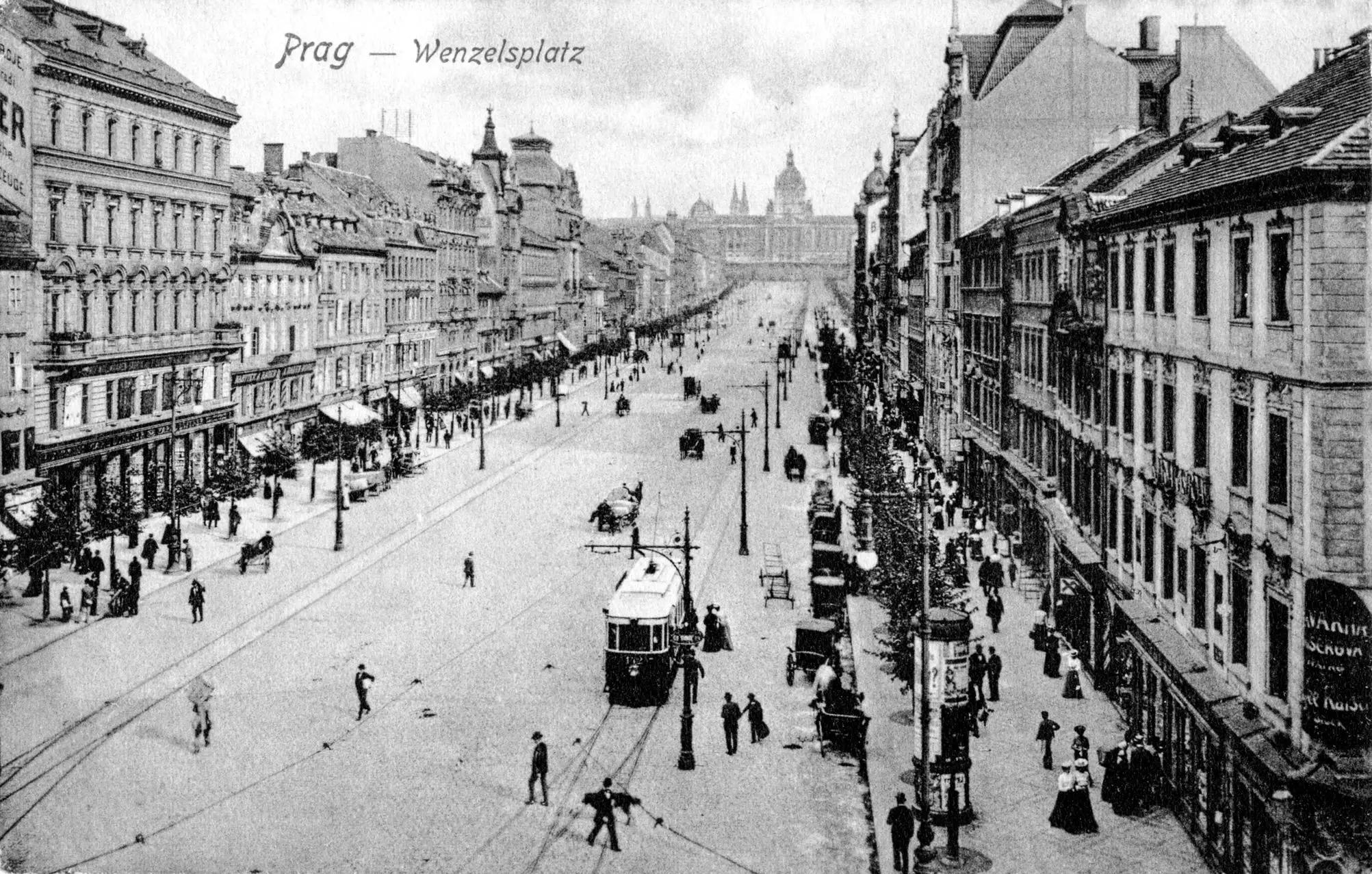 Václavské náměstí s tramvajemi kolem roku 1901