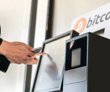 Češi stojí fronty u těchto přístrojů, ale rychle naletěli. Vypadají jako bankomaty, ale nejsou Přibývají rychlostí blesku. Místo peněz vás čeká překvapení. Pozor, ať nedopadnete stejně