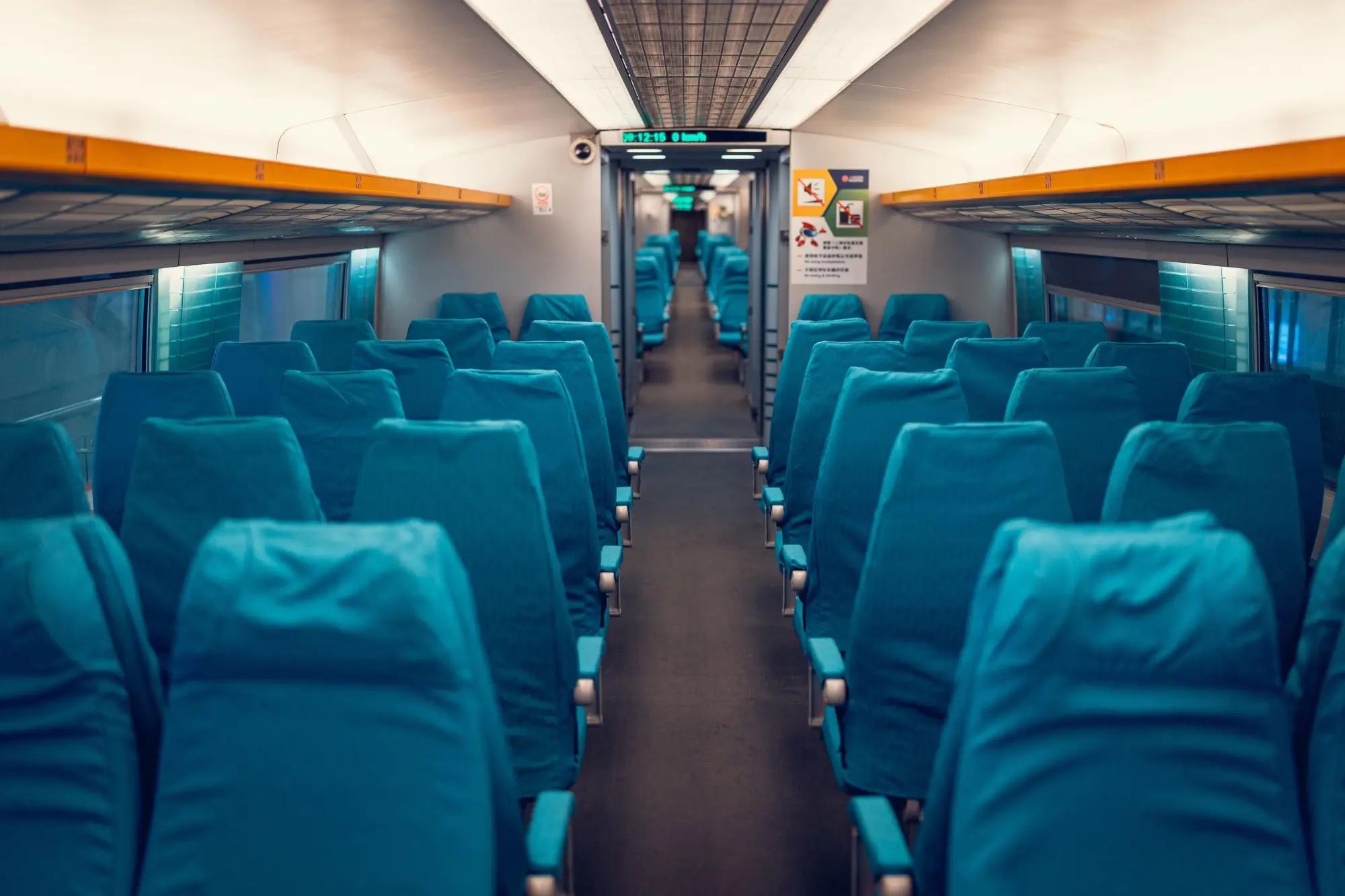 Také interiér nejrychlejšího vlaku nabízí luxusní zážitek.