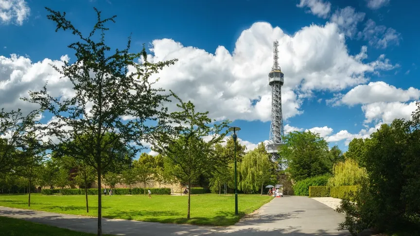 Petřínská rozhledna stojí za návštěvu v každém ročním období.