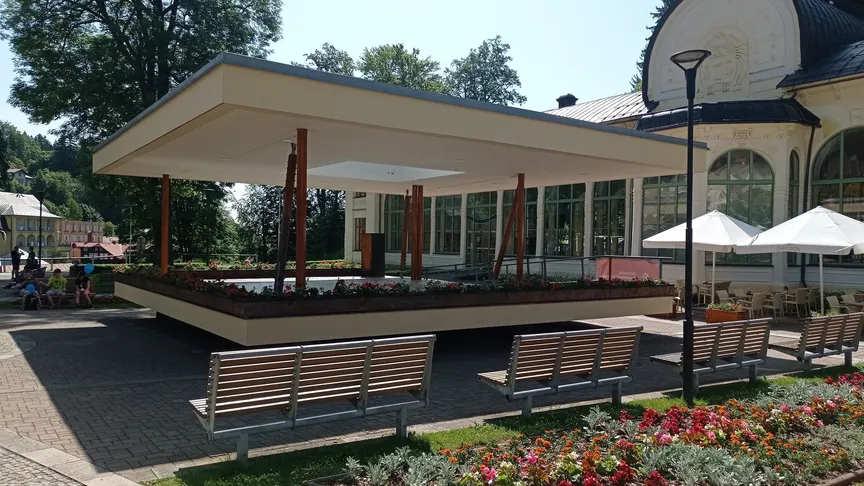 Léto ve znamení termálů: Češi se houfně vrhají do vody, místa mizí rekordní rychlostí,