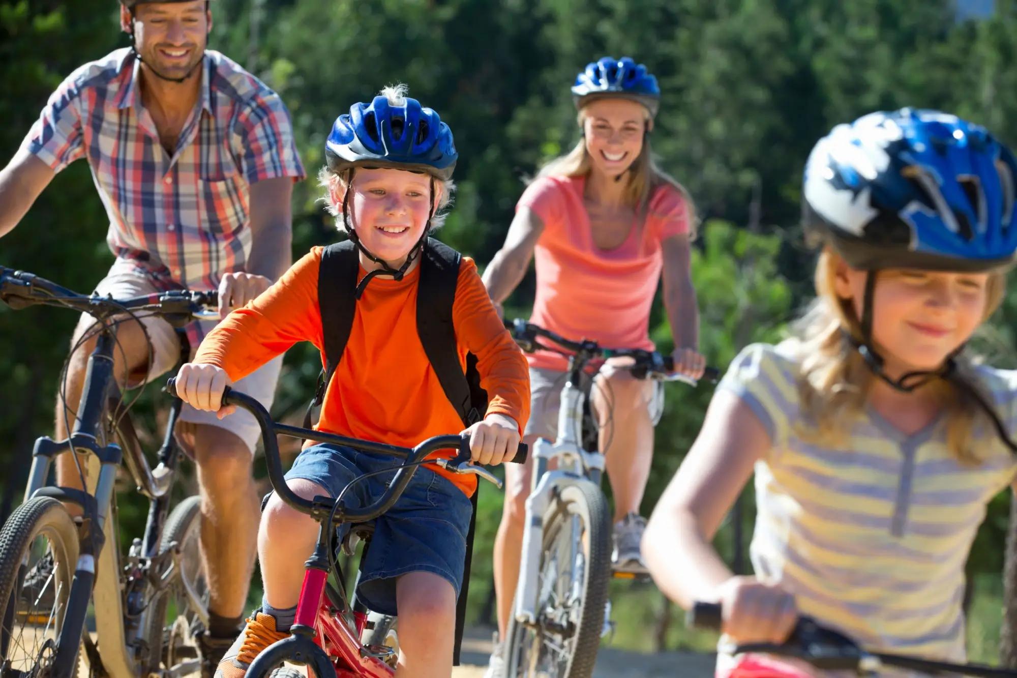 Rodina jedoucí na kolech