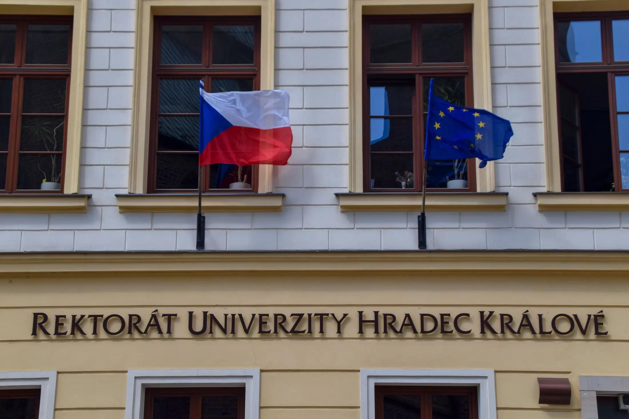 Budova rektorátu univerzity Hradec Králové. Jsou zde pověšené dvě vlajky. Nalevo České republiky a na pravé straně Evropské unie.