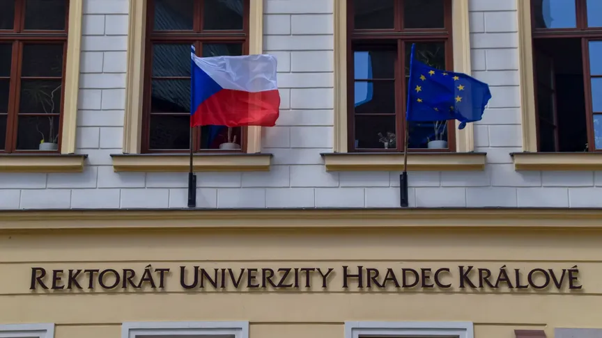 Budova rektorátu univerzity Hradec Králové. Jsou zde pověšené dvě vlajky. Nalevo České republiky a na pravé straně Evropské unie.