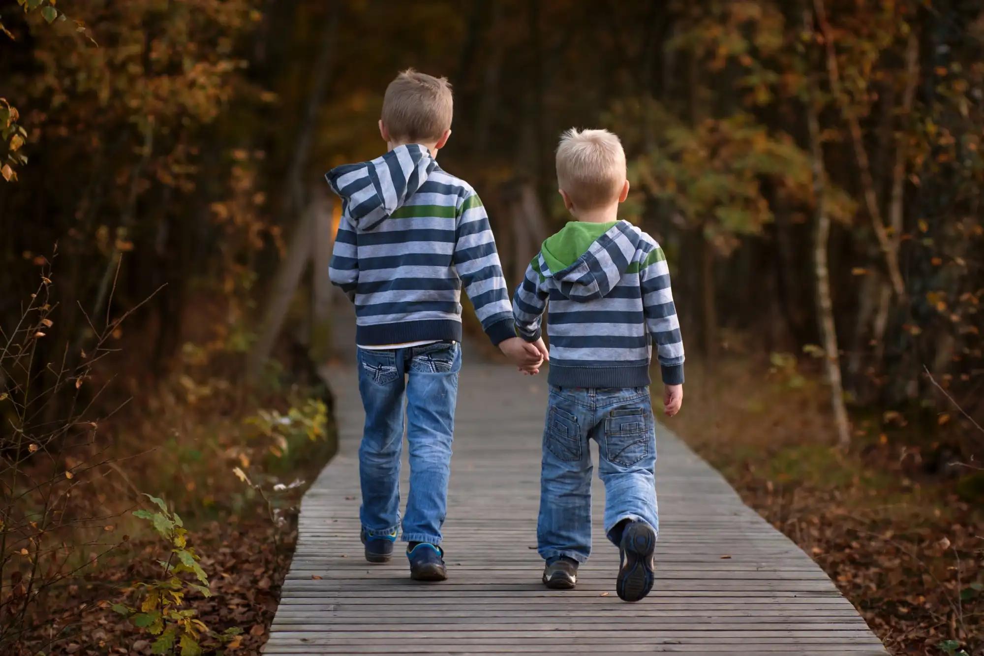 Dvě děti se prochází po lávce v přírodní rezervaci