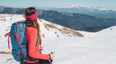 Zimní turistika láká mnoho Čechů.