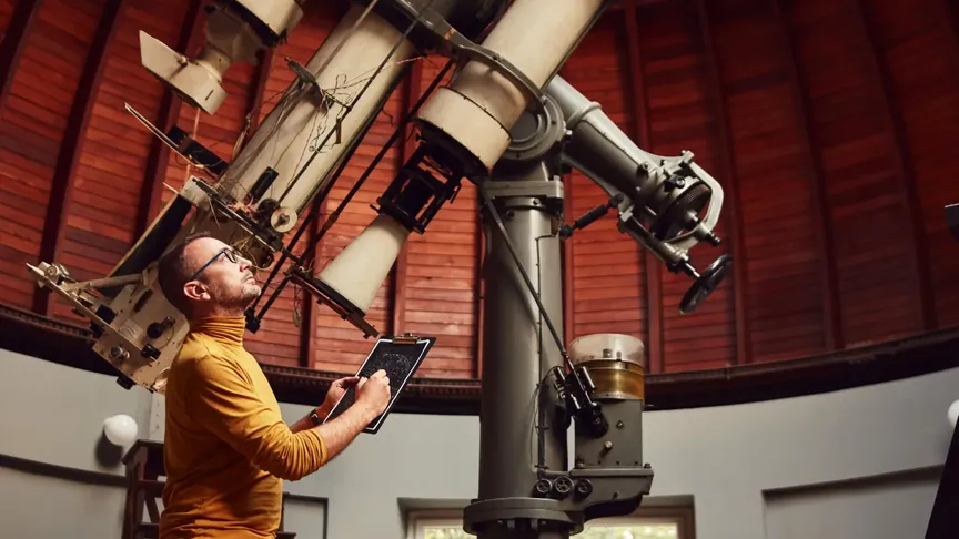 Astronom pracuje ve hvězdárně
