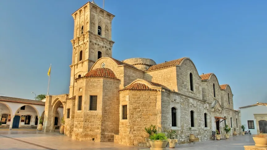 Kostel sv. Lazara v Larnace za krásného dne.
