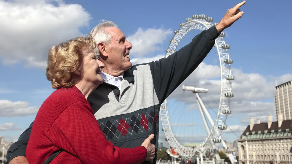 Senioři mohou cestovat po světě velmi výhodně.