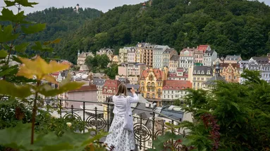žena fotí Karlovy Vary