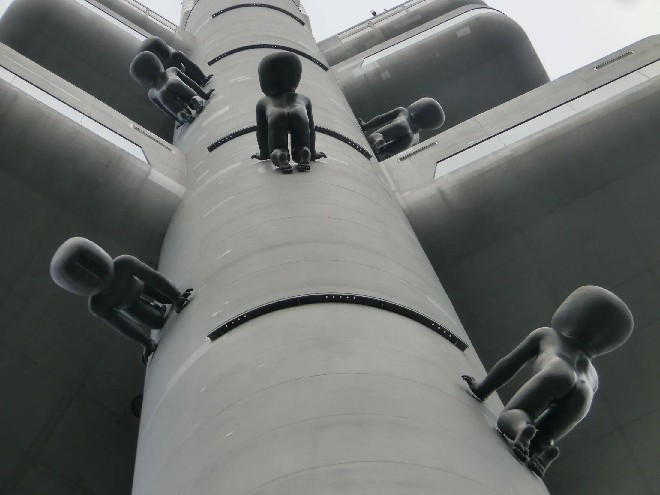 Miminka na Žižkovském vysílači.