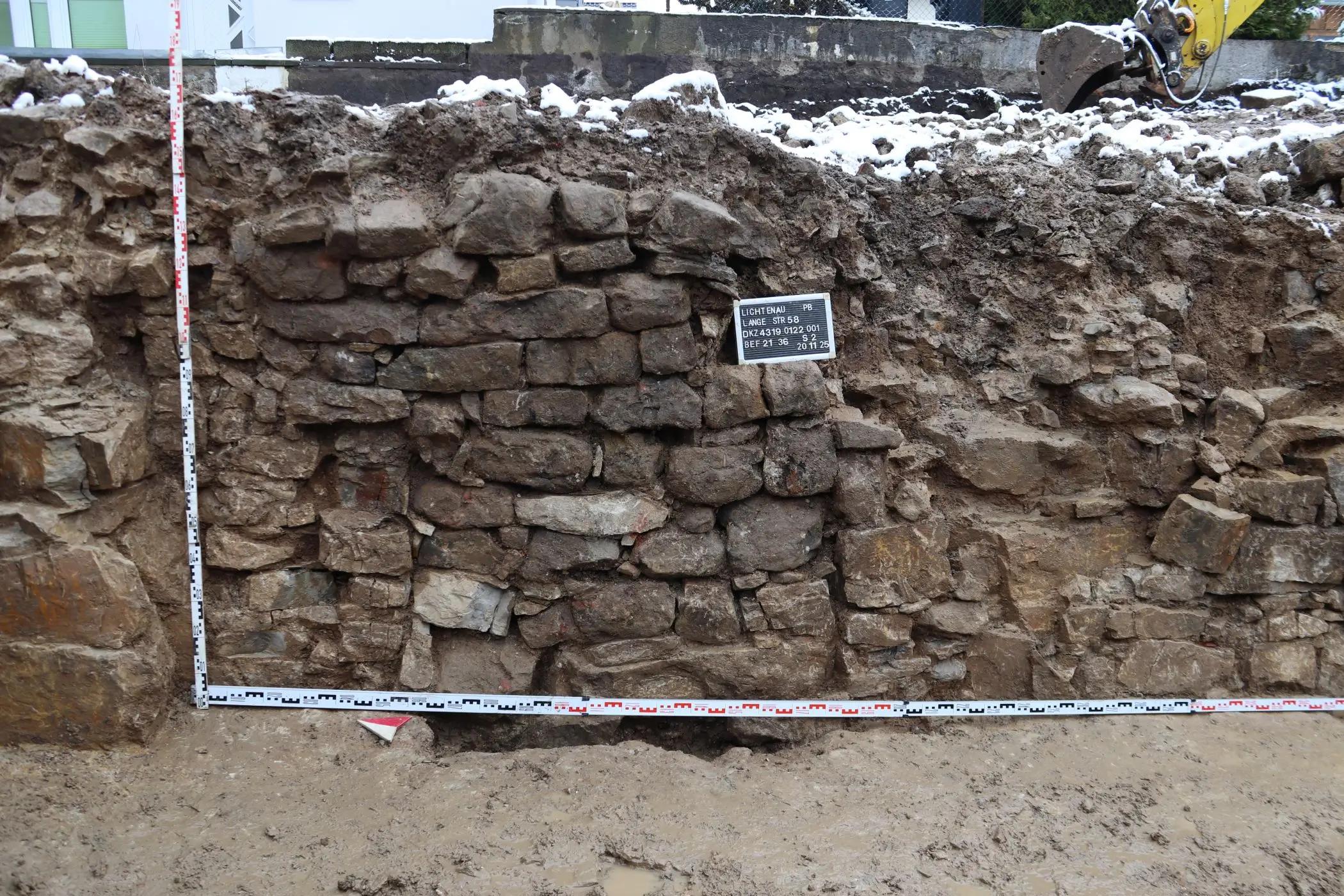 Archeologové při vykopávkách v malém městečku objevili 700 let starou podzemní komnatu.