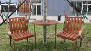 Lavička Václava Havla je ve světě vyhlášená a všichni ji chtějí také.