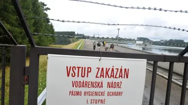 Tudy cesta nevede. Alespoň ne oficiálně, ale můžete vyrazit na exkurzi.