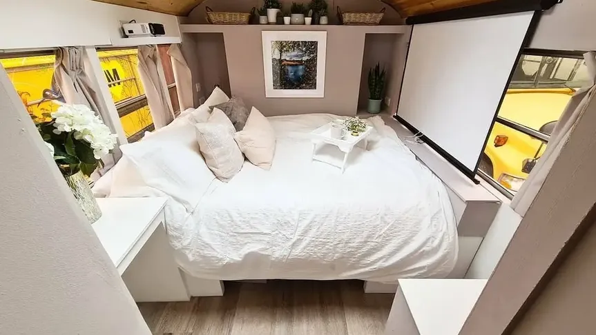 Mladý pár si zařídil luxusní bydlení v autobusu.