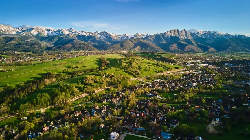 Ptačí pohled na město Zakopané v Polsku