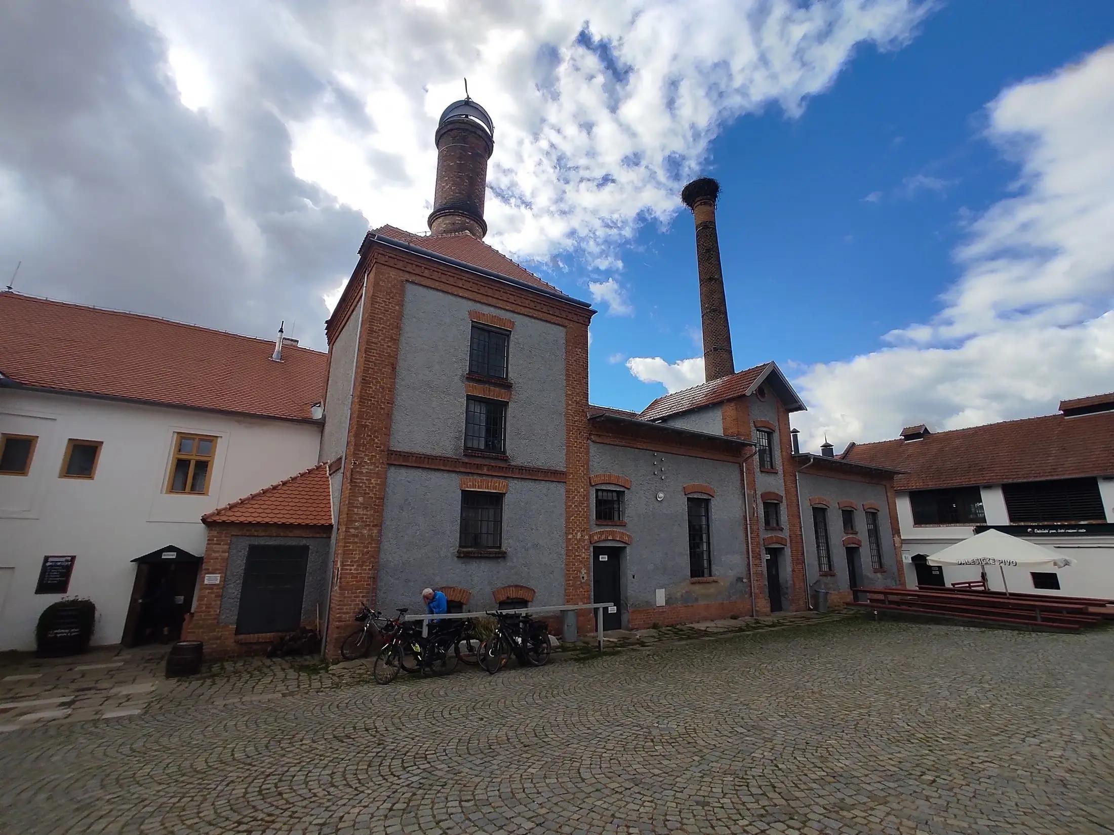 Slavný pivovar a komín z filmu Postřižiny