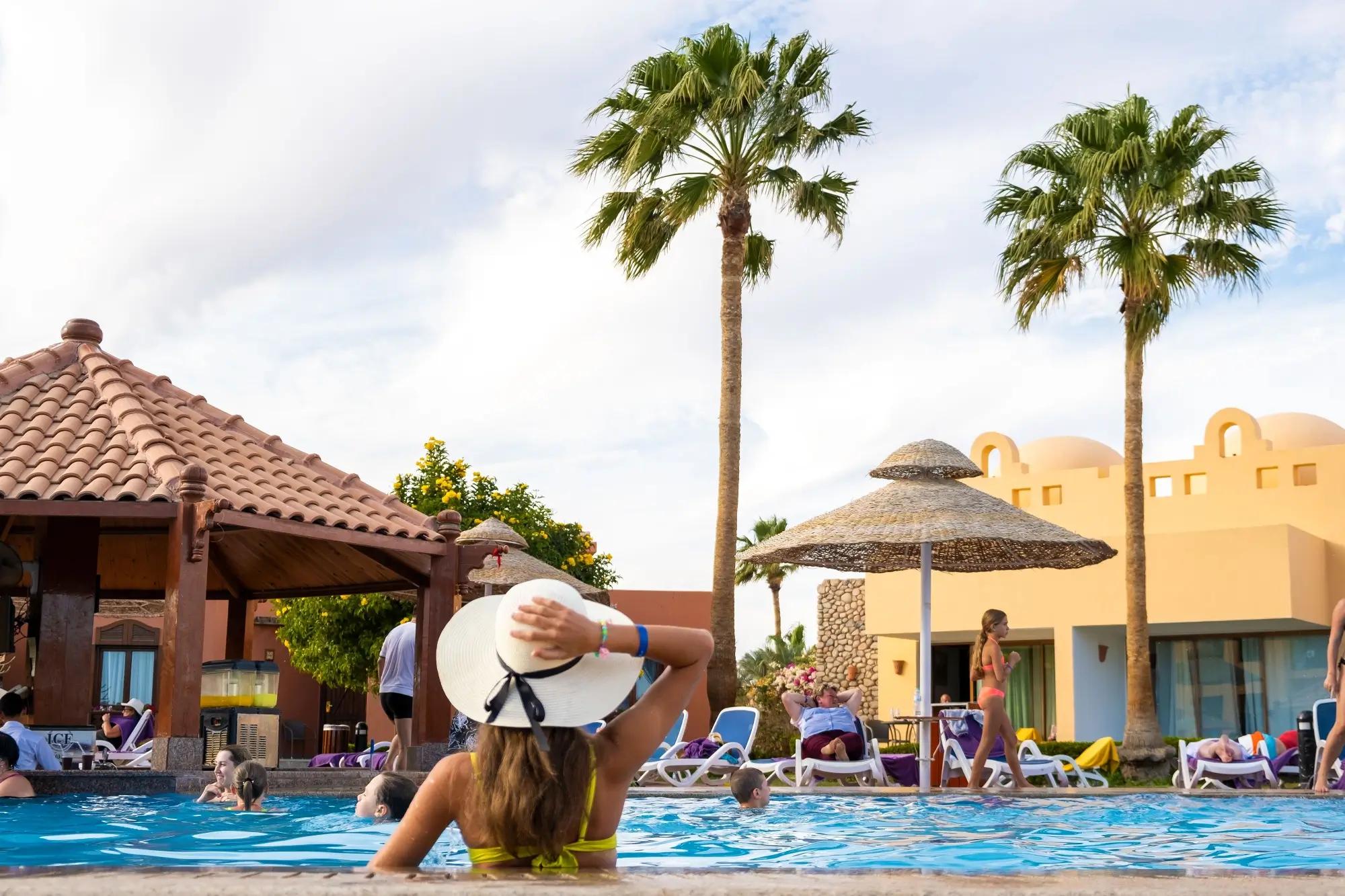 žena v bazénu v hotelovém resortu