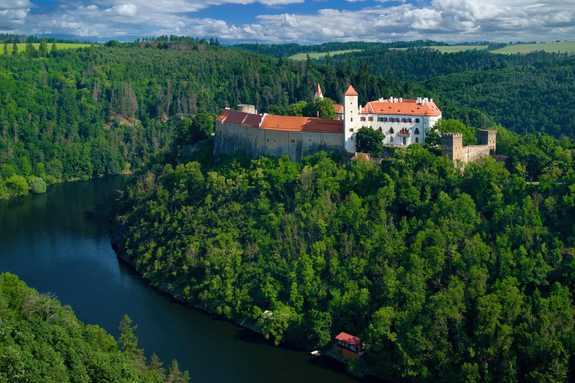 Hrad Bítov stojící nad vodami Vranovské přehrady