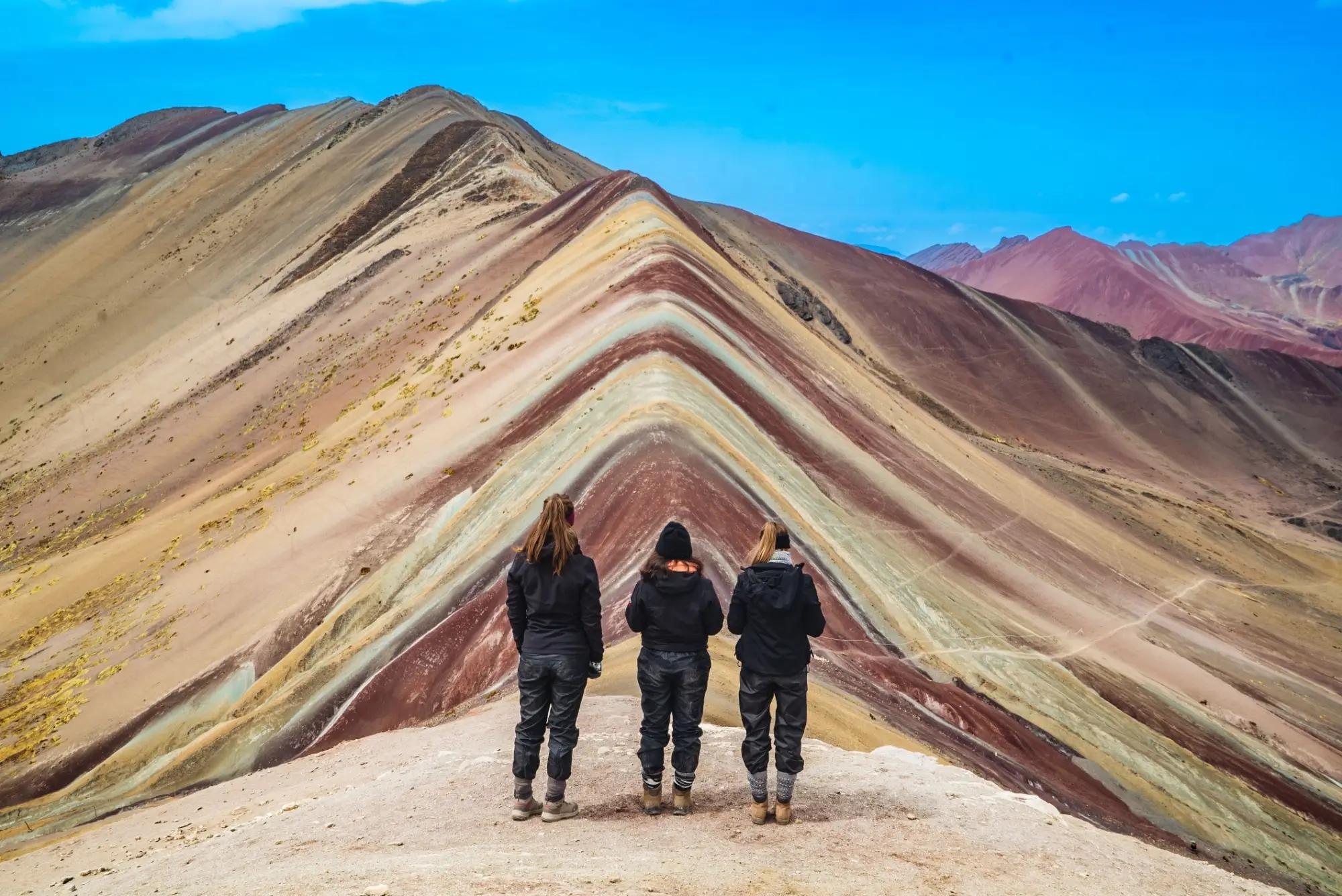 Cestovatelé pozorující Duhovou horu v Peru 