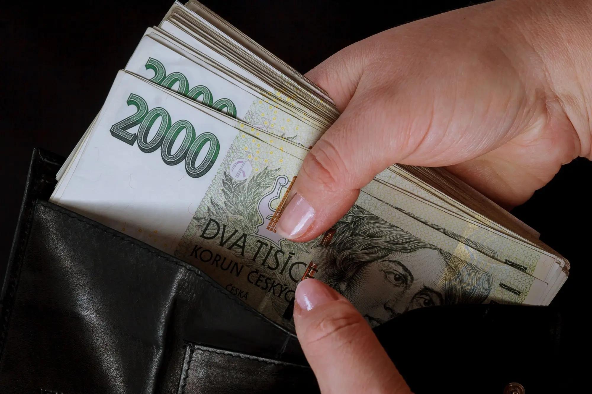 dvoutisícové bankovky v peněžence