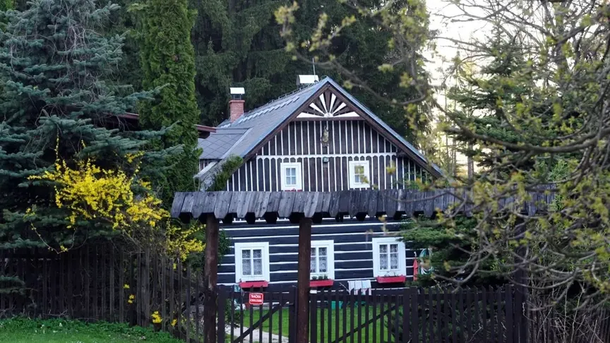 Roubenka Jiřiny Bohdalové v srdci Českého ráje láká zvědavce. Herečka už klid nemá, musela se chránit.
