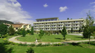 Zapomeňte na přeplněné aquaparky. Tyto termální lázně u hranic nabízí klid, luxus a ceny, jaké jinde nenajdete.