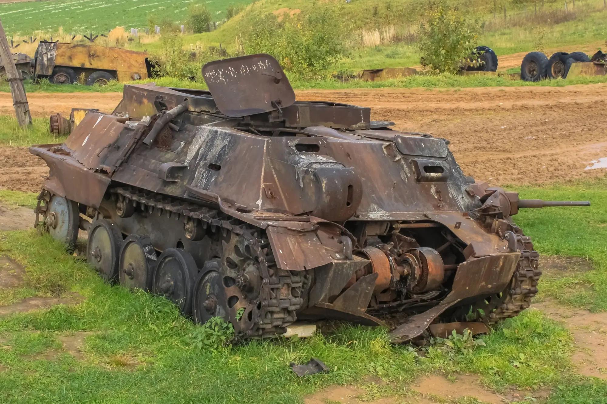 Starý rozbitý tank