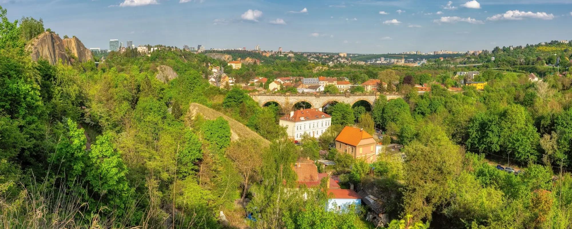 Půvabné Prokopské údolí láká svou krásou i záhadami. Zdroj: shutterstock.com