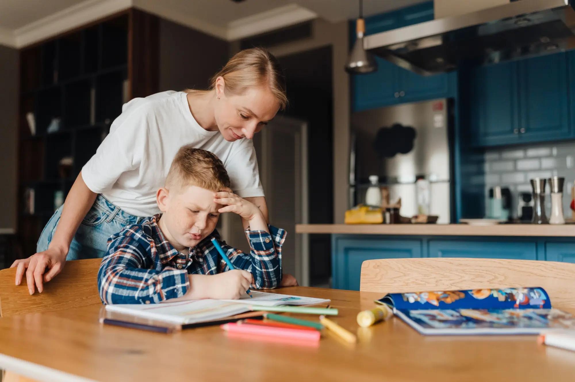 dítě s domácím úkolem