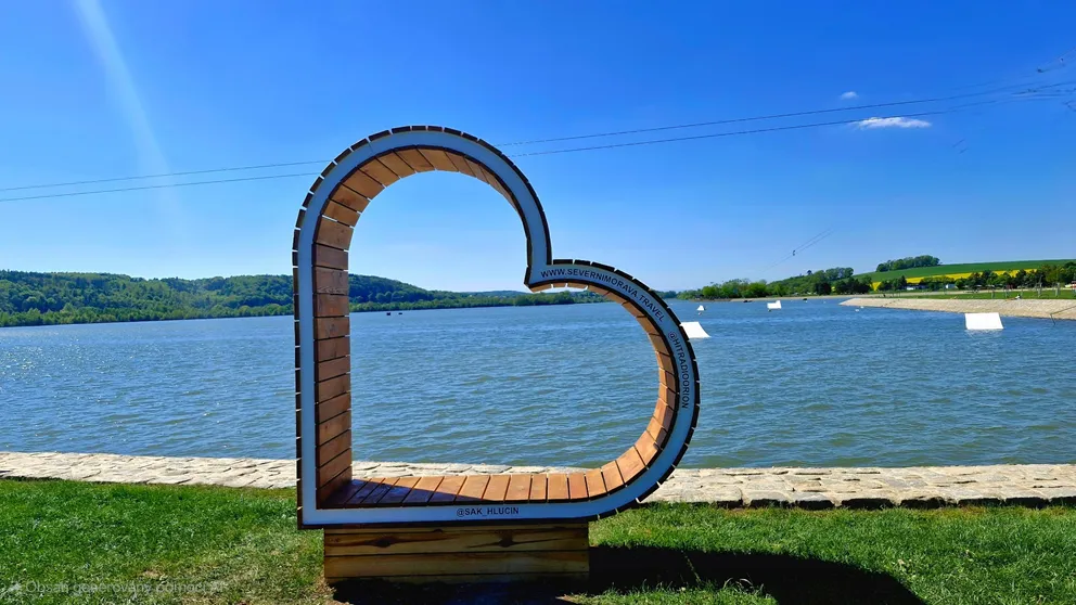 Tahle oáza u vody je letos hitem. Kdo přijde včas, zažije víc než jen obyčejné koupání.