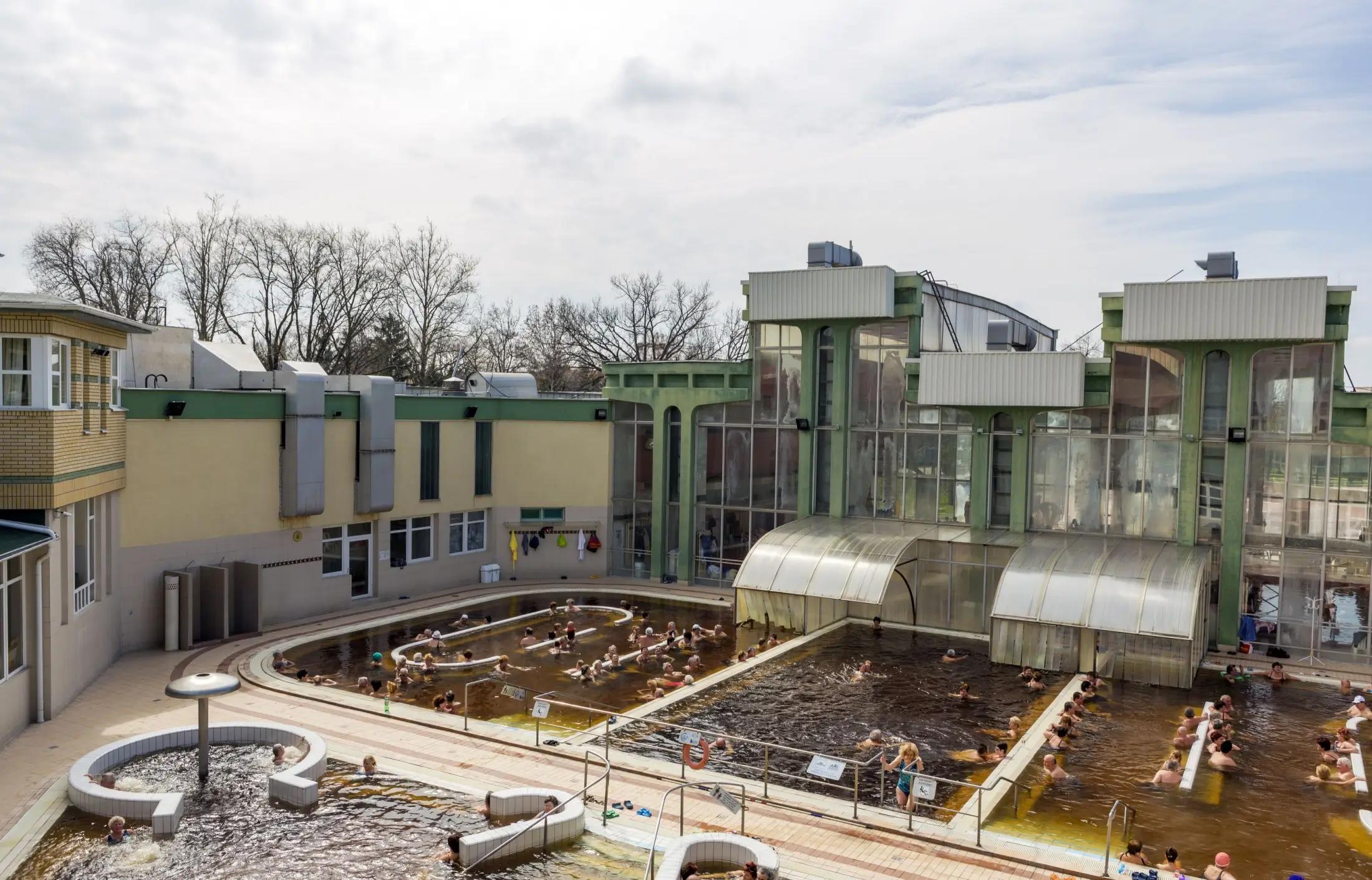 Venkovní bazény lázní Hajdúszoboszló, ve kterých se koupají lidé.
