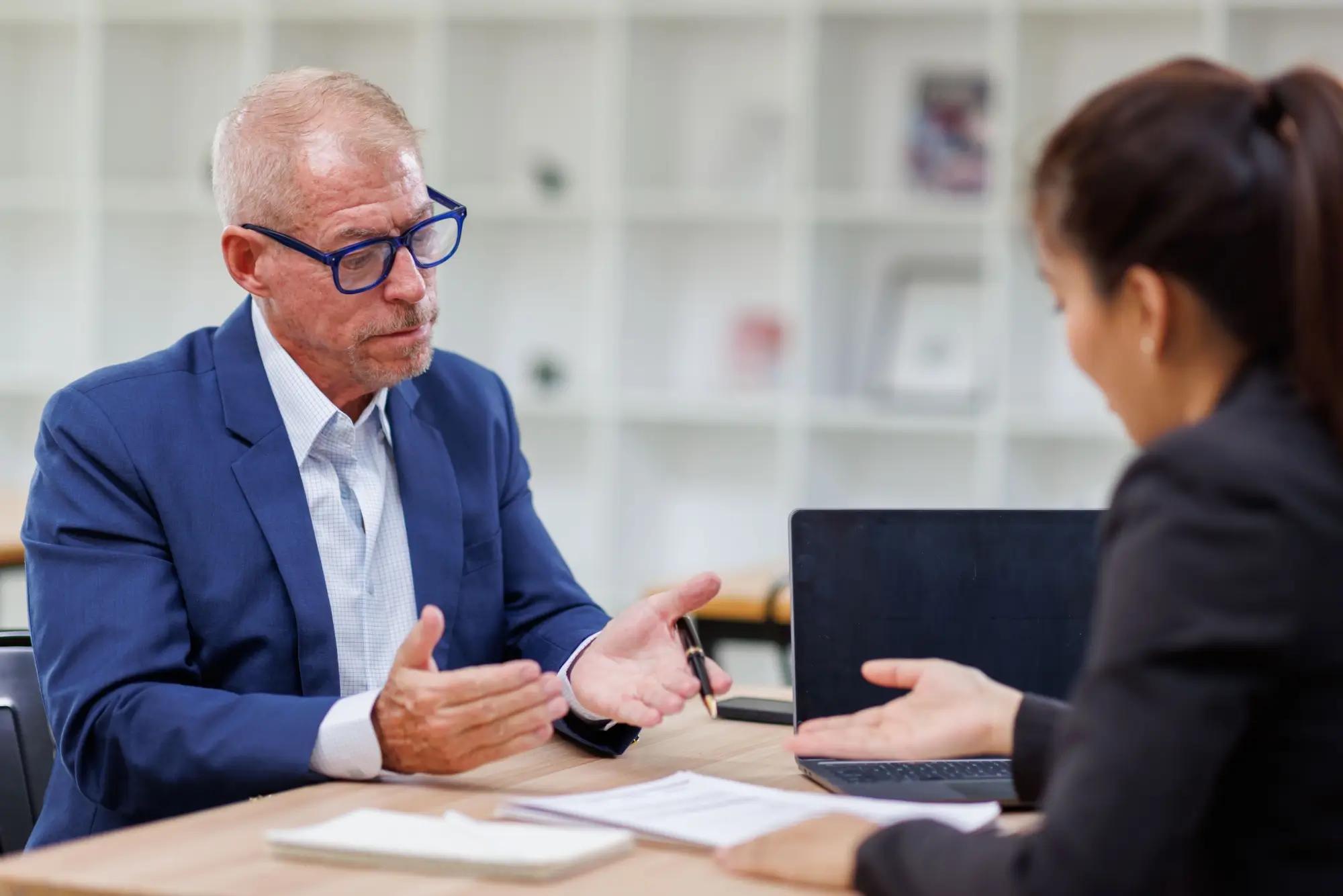 Muž a žena diskutují nad smlouvou