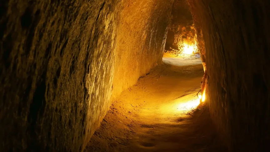 Tunel v podzemí, je osvětlený umělým žlutým světlem.