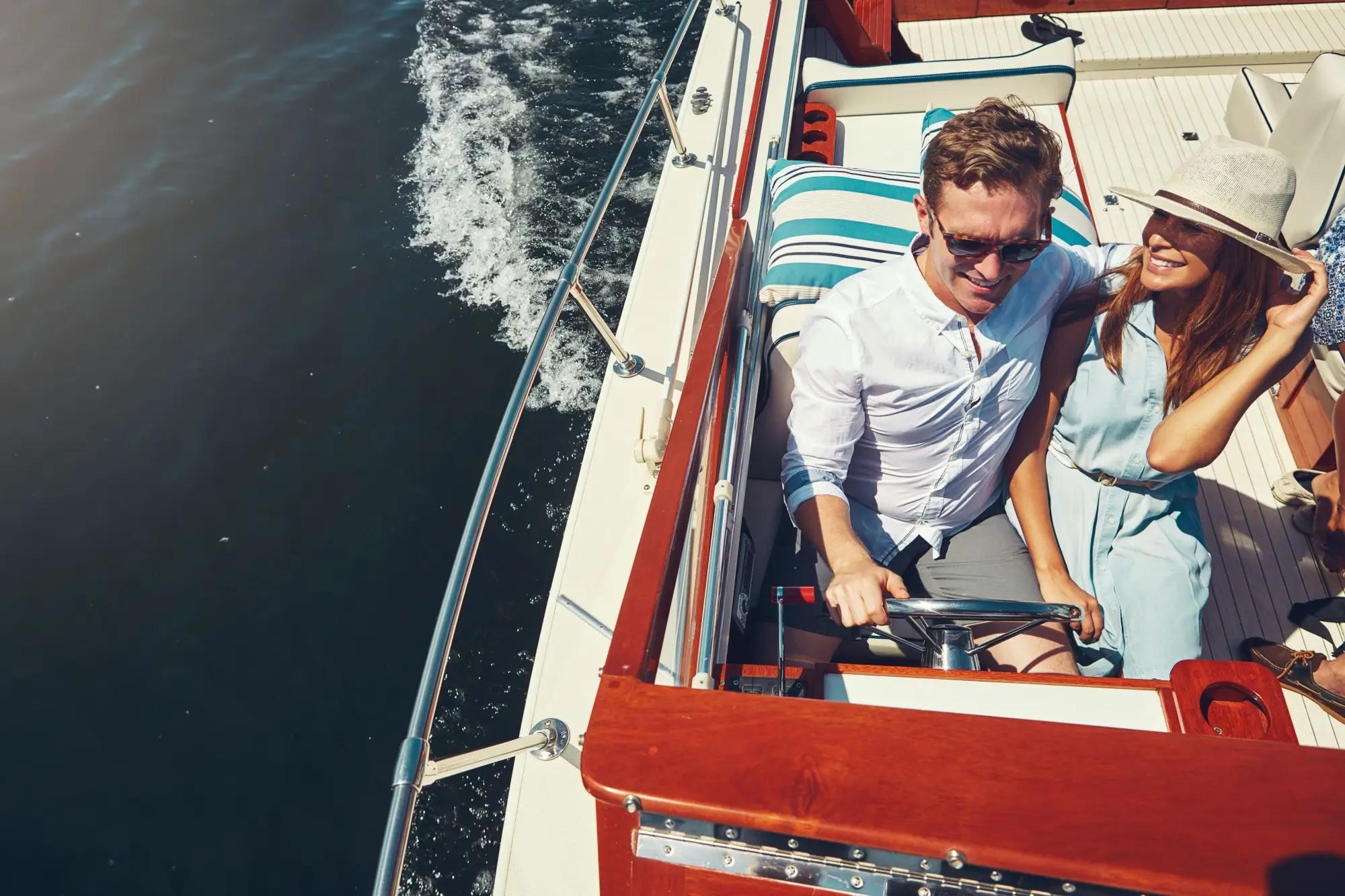 Pár jede na lodi po moři