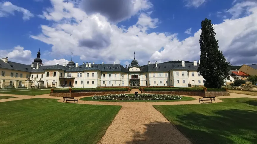 Po krátké turistické stezce se můžete dostat k nedalekému zámku v Manětíně.