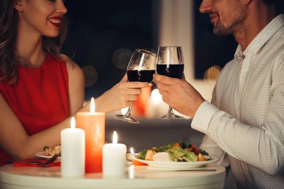Romantická večeře byla nádherná, ale nebyla s manželem.