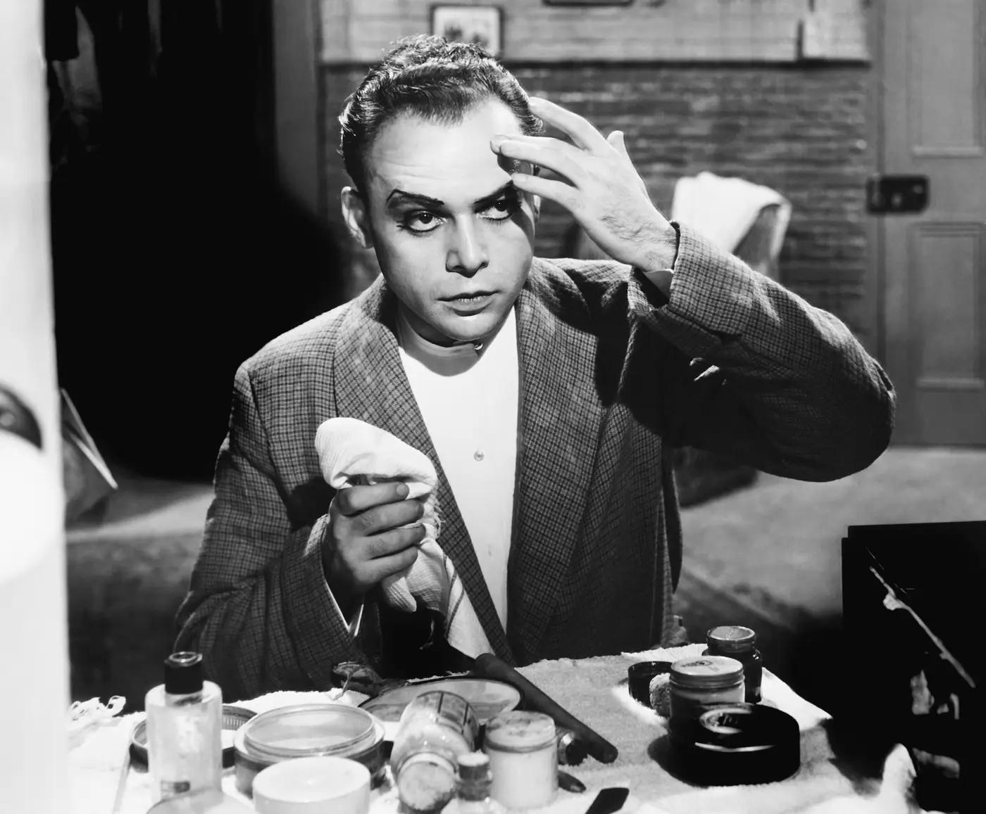 Slavný český herec Herbert Lom v maskérně filmařů. 