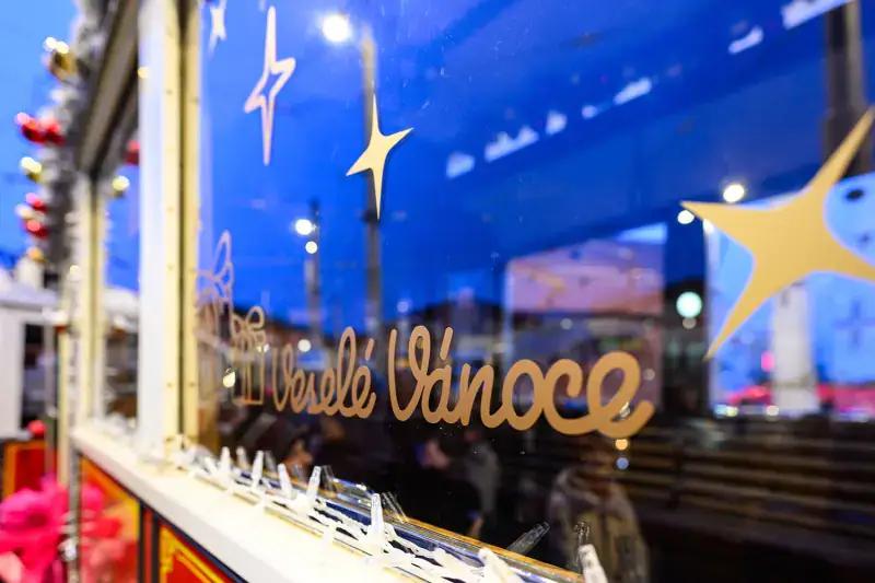 Detail vánočně nazdobeného okna tramvaje