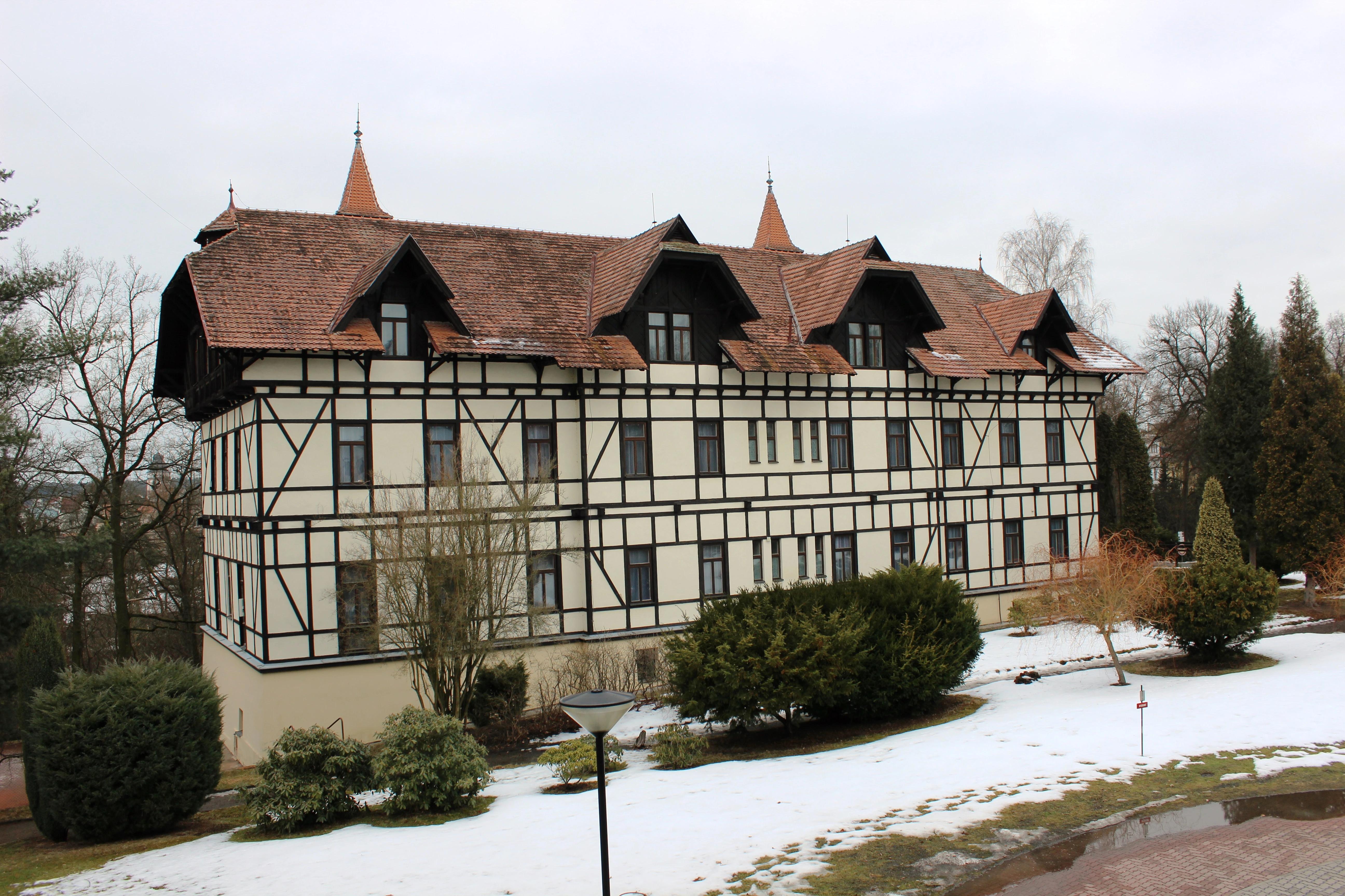 Lázeňská budova v Bechyni v zimní krajině