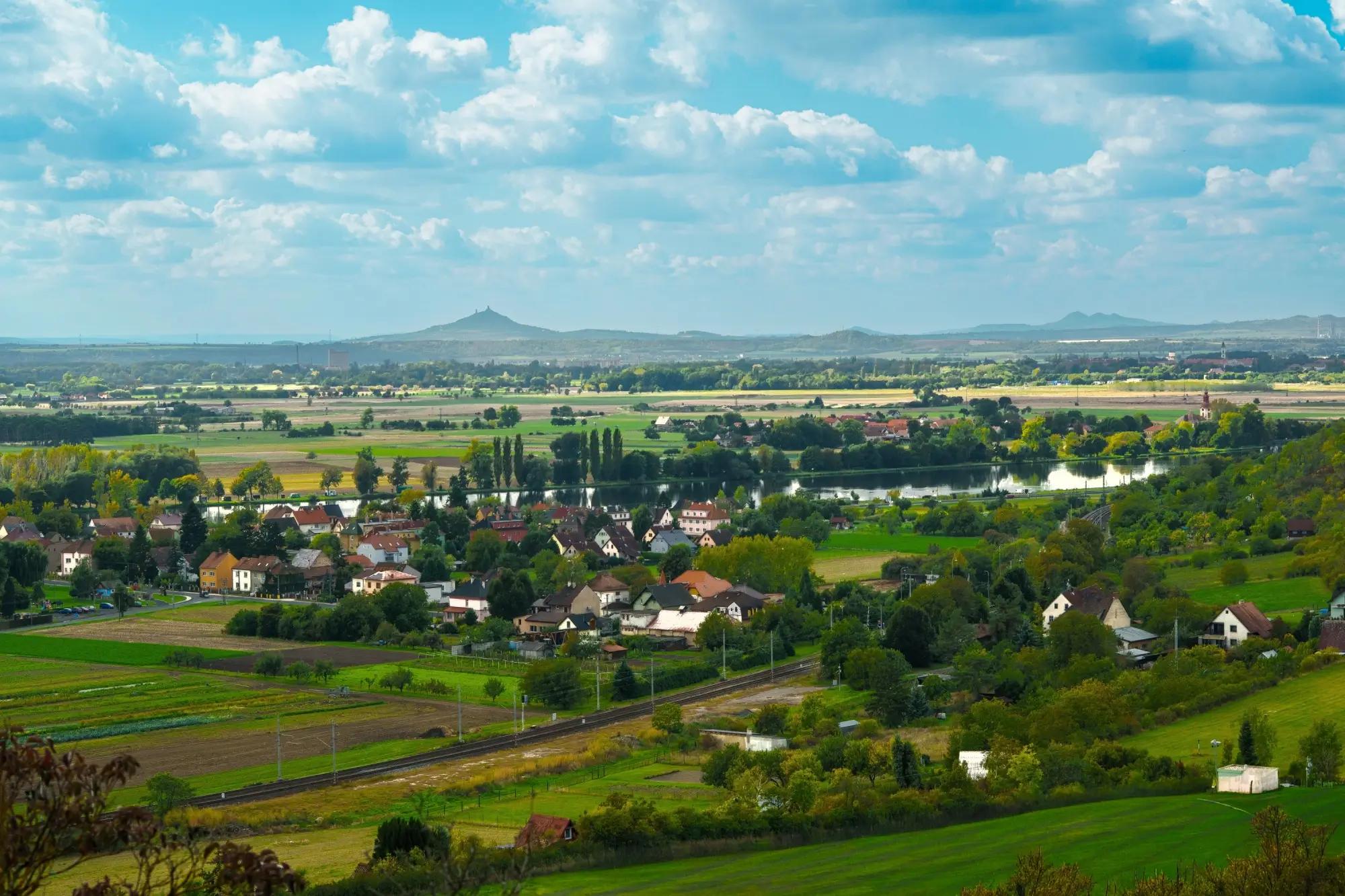 Malebná krajina Českého středohoří s větrnou Milešovkou. Zdroj: shutterstock.com