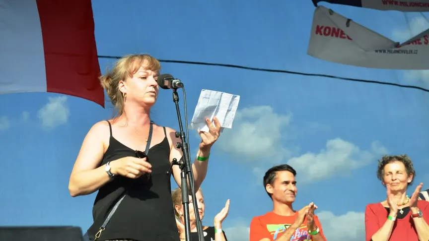 Herečka Sandra Pogodová mluví na do mikrofonu na pódiu