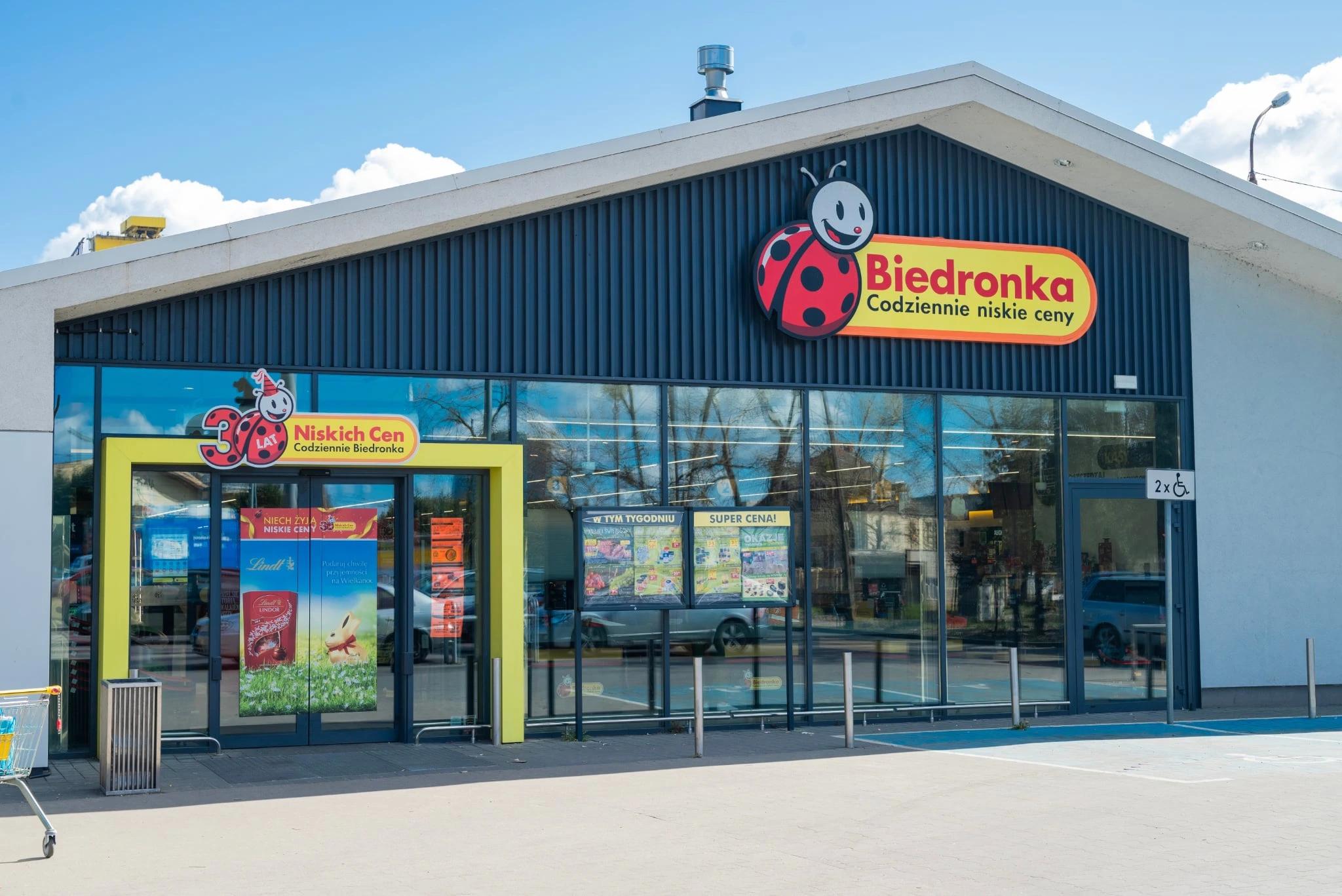 Pohled na vchod do polského supermarketu Biedronka.