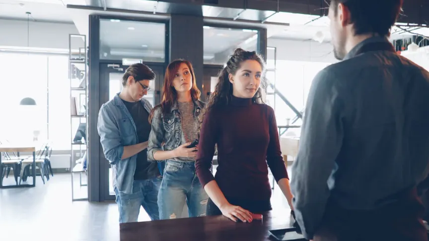 Zákazníci čekají ve frontě