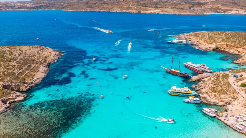 Pláže na ostrově jsou skutečně krásné a moře tyrkysově modré.