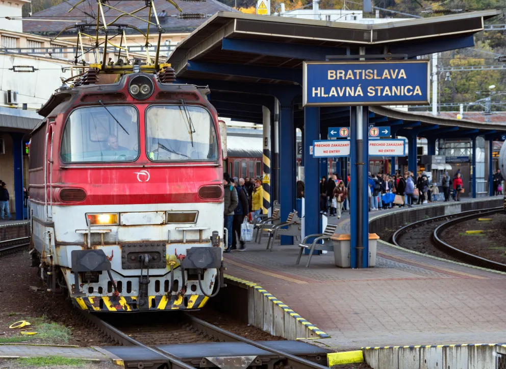 Vlakové cesty za hranice nabízejí jiné zážitky. Průvodčí ustupují technologiím, výhody pocítí každý